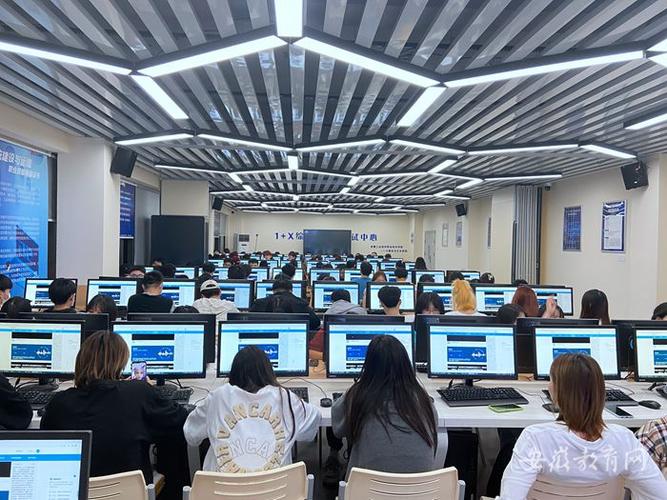 全院2200余名学生分三轮研修人工智能理论与算法软件开发，赋能未来技术人才